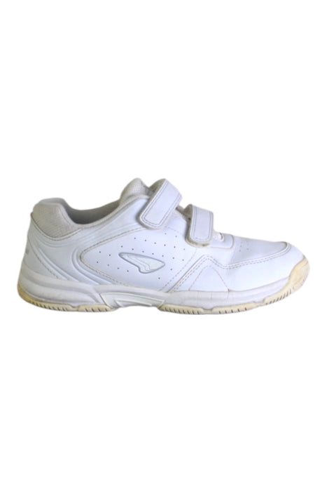 A White Sneakers from Dr. Kong in size 11Y for neutral. (Front View)