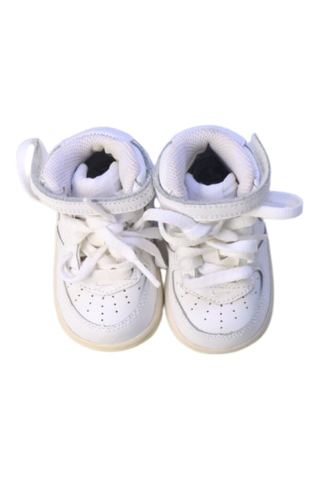 A White Sneakers from Nike in size 6-12M for boy. (Back View)