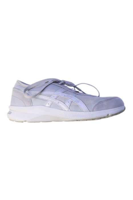 A Grey Sneakers from ASICS in size 11Y for neutral. (Front View)