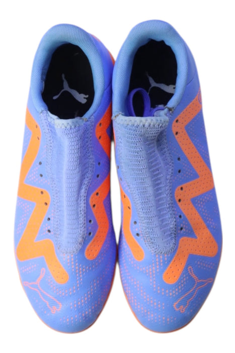 A Blue Cleats/Soccer Shoes from Puma in size 14Y for boy. (Back View)