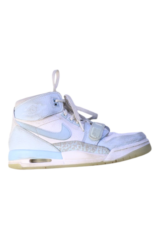 A White Sneakers from Air Jordan in size 12Y for neutral. (Front View)