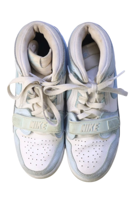 A White Sneakers from Air Jordan in size 12Y for neutral. (Back View)