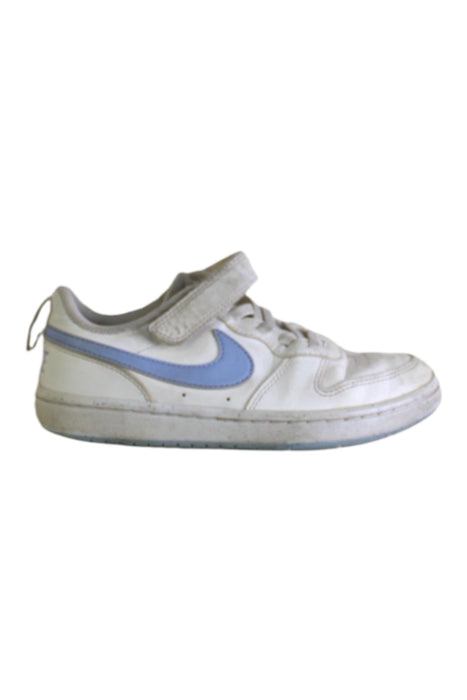 A White Sneakers from Nike in size 5T for girl. (Front View)