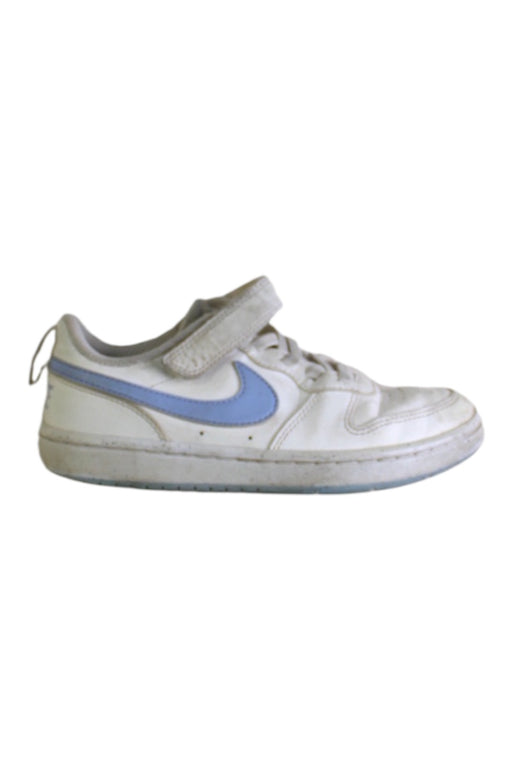 A White Sneakers from Nike in size 5T for girl. (Front View)