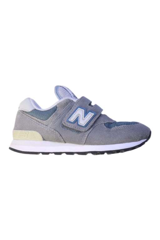 A Grey Sneakers from New Balance in size 6T for boy. (Front View)