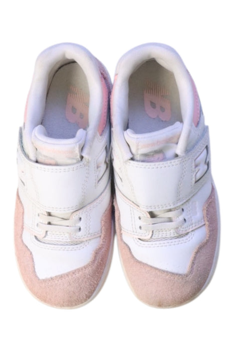 A White Sneakers from New Balance in size 6T for girl. (Back View)