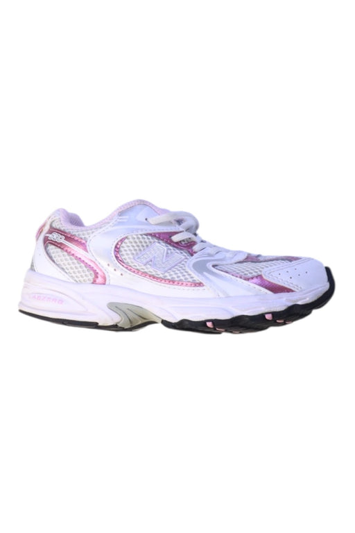 A White Sneakers from New Balance in size 7Y for girl. (Front View)