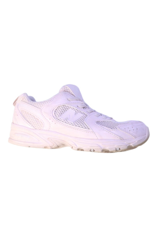 A White Sneakers from New Balance in size 7Y for girl. (Front View)