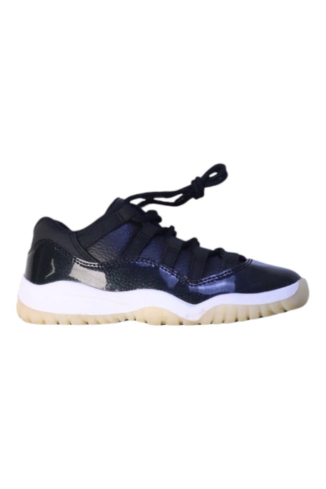 A Black Sneakers from Air Jordan in size 6T for boy. (Front View)