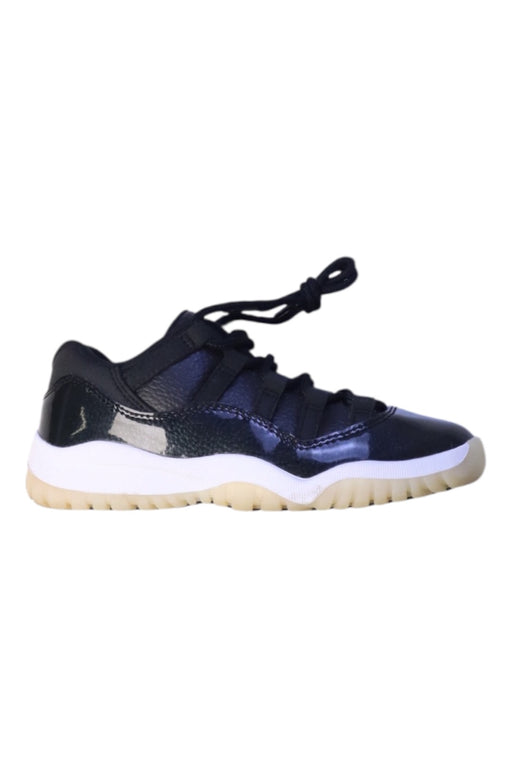 A Black Sneakers from Air Jordan in size 6T for boy. (Front View)