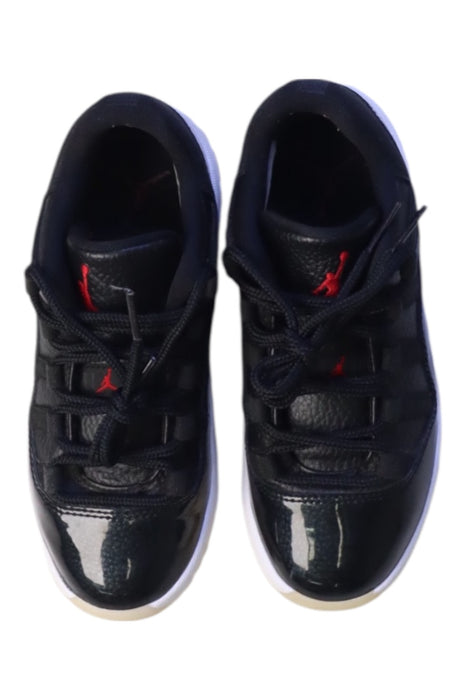 A Black Sneakers from Air Jordan in size 6T for boy. (Back View)