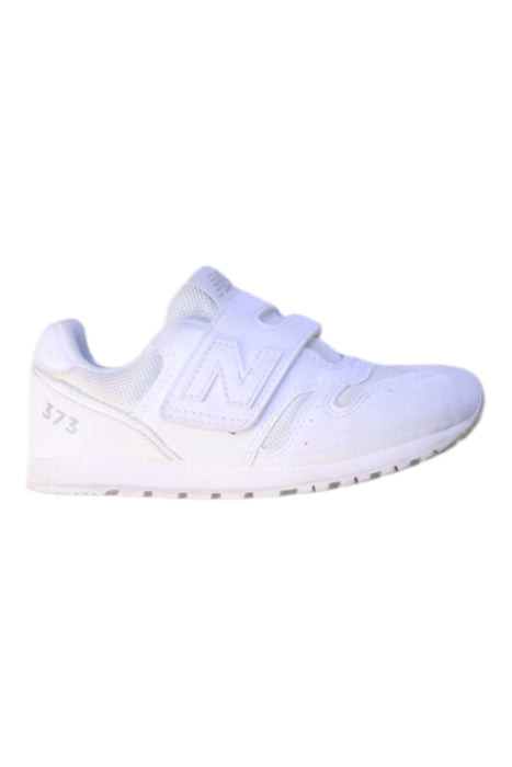 A White Sneakers from New Balance in size 5T for boy. (Front View)