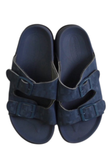 A Navy Sandals from Dr. Kong in size 5T for neutral. (Back View)