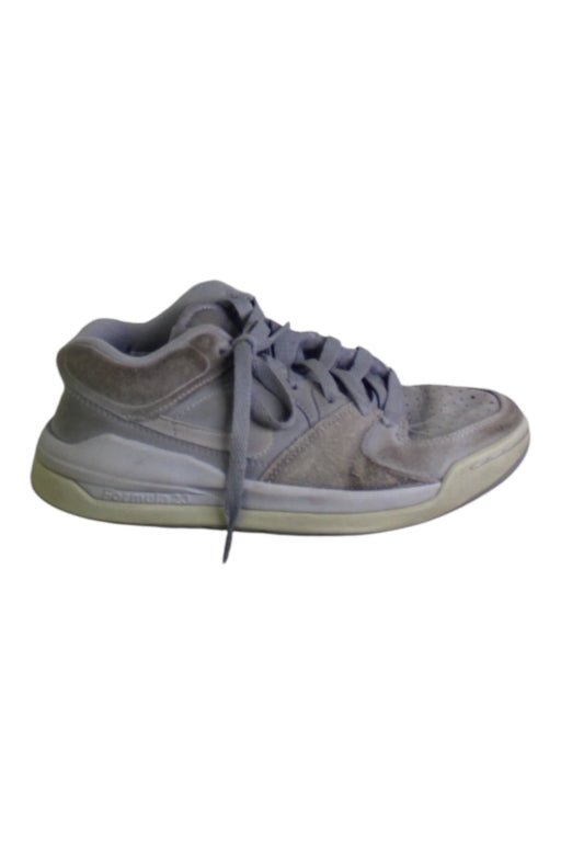 A Grey Sneakers from Air Jordan in size 11Y for boy. (Front View)