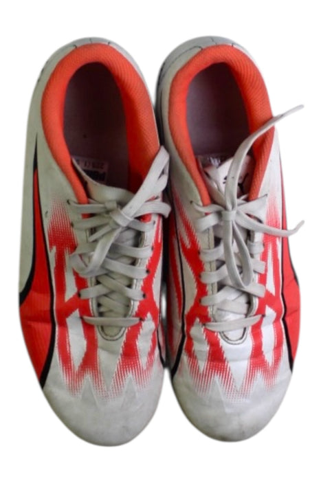A White Cleats/Soccer Shoes from Puma in size 11Y for neutral. (Back View)