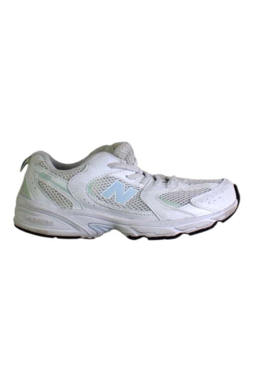 A White Sneakers from New Balance in size 10Y for neutral. (Front View)