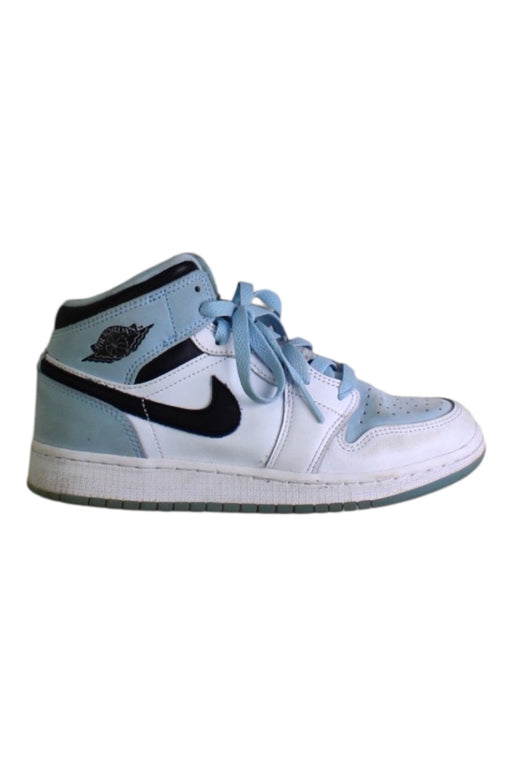 A Black Sneakers from Air Jordan in size 10Y for neutral. (Front View)