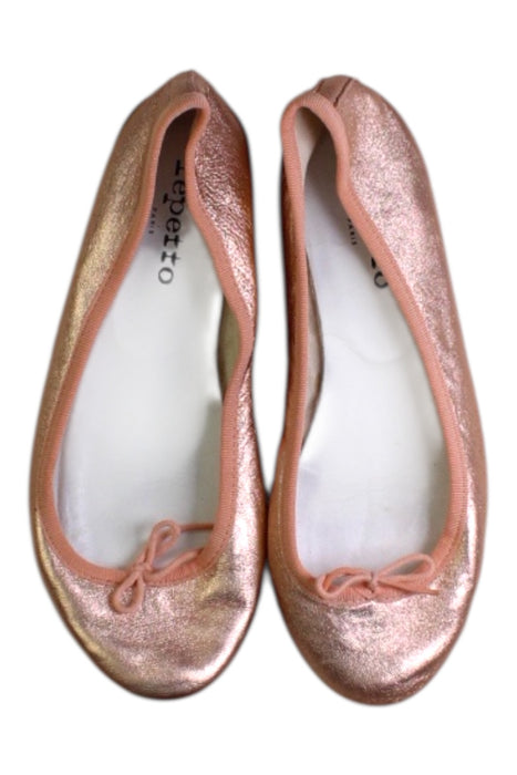 A Pink Flats from Repetto in size 12Y for girl. (Back View)