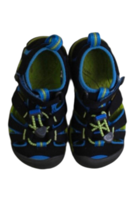A Black Sandals from Keen in size 5T for boy. (Back View)