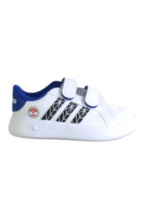 A White Sneakers from Adidas in size 4T for boy. (Front View)