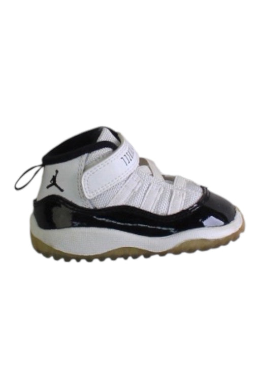 A White Booties from Air Jordan in size 12-18M for boy. (Front View)