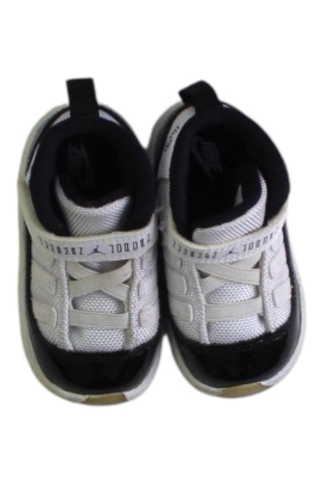 A White Booties from Air Jordan in size 12-18M for boy. (Back View)
