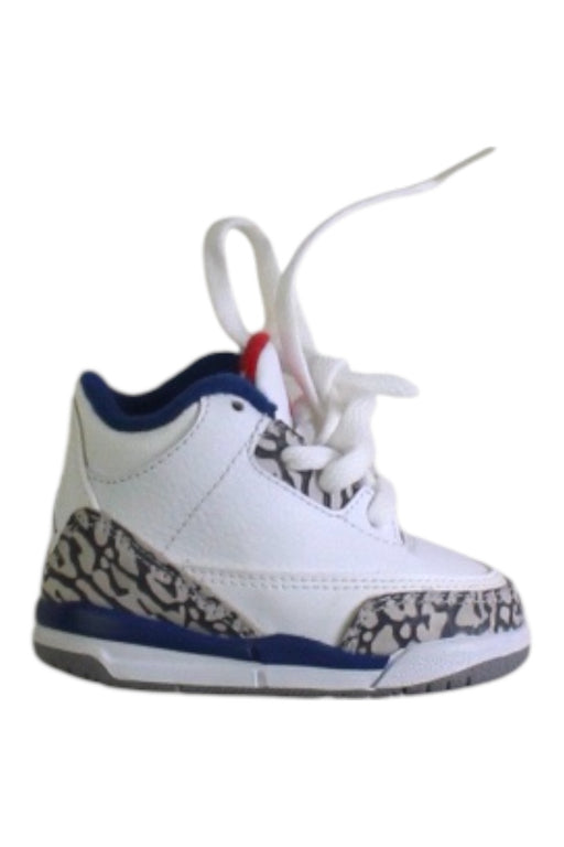 A White Sneakers from Air Jordan in size 6-12M for boy. (Front View)