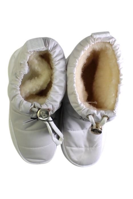 A White Winter Boots from Bogner in size 7Y for girl. (Back View)
