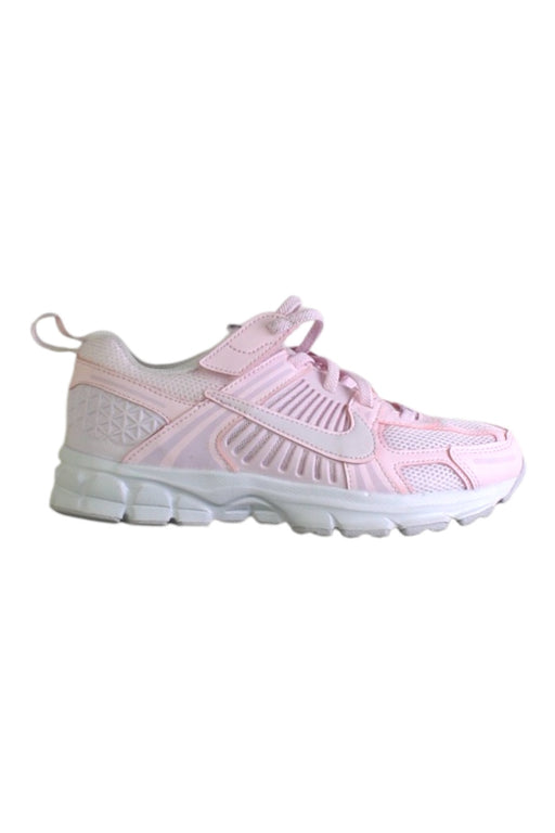 A Pink Sneakers from Nike in size 7Y for girl. (Front View)