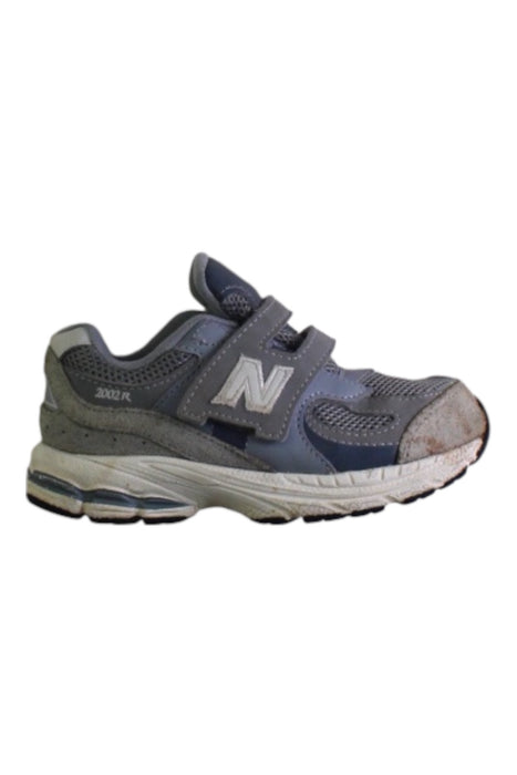 A Grey Sneakers from New Balance in size 4T for boy. (Front View)