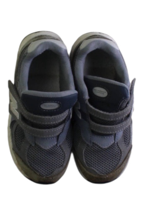 A Grey Sneakers from New Balance in size 4T for boy. (Back View)