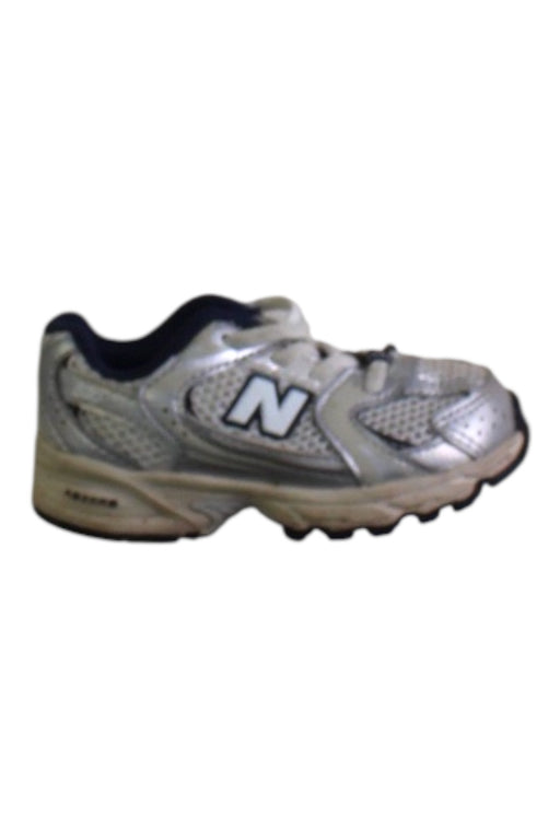 A Silver Sneakers from New Balance in size 18-24M for boy. (Front View)