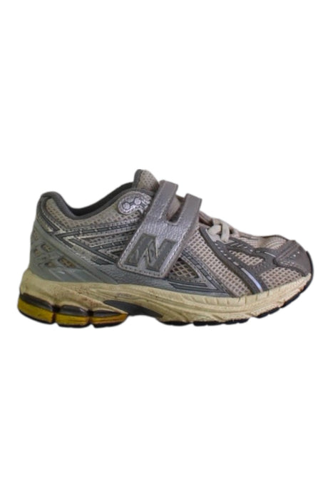 A Grey Sneakers from New Balance in size 5T for boy. (Front View)