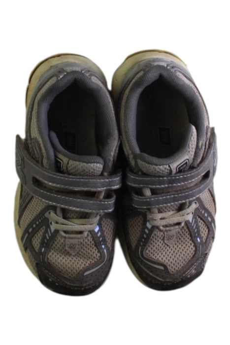 A Grey Sneakers from New Balance in size 5T for boy. (Back View)