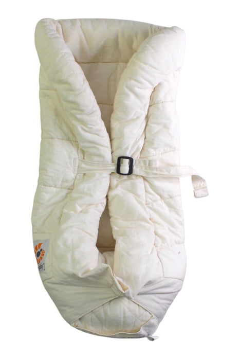 A Ivory Swaddles from Ergobaby in size 0-3M for neutral. (Front View)