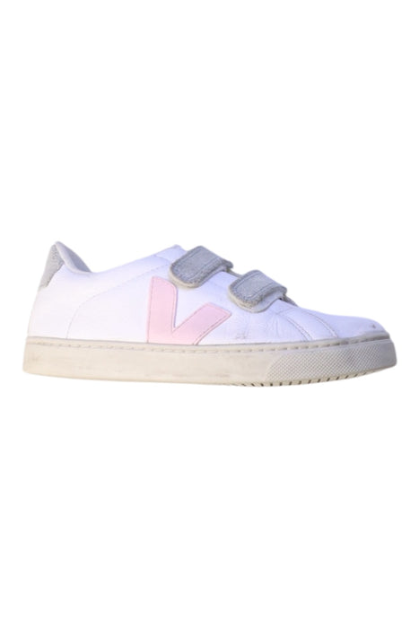 A White Sneakers from Veja in size 9Y for girl. (Front View)