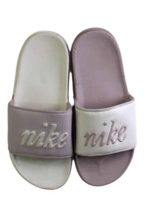 A Pink Sandals from Nike in size 11Y for girl. (Back View)