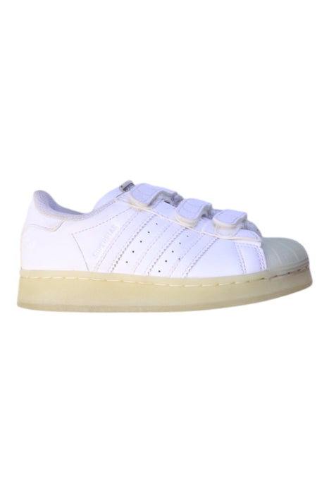 A White Sneakers from Adidas in size 5T for boy. (Front View)