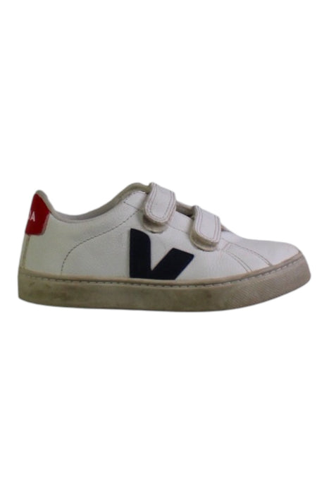 A White Sneakers from Veja in size 6T for maternity. (Front View)