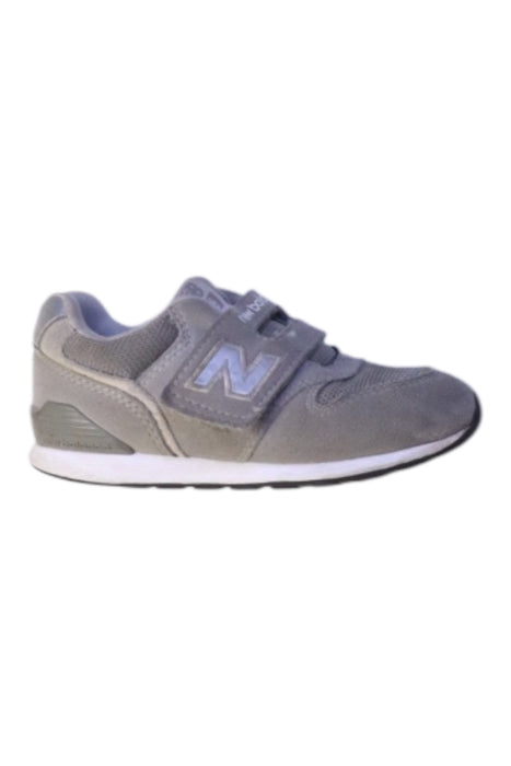 A Grey Sneakers from New Balance in size 4T for boy. (Front View)