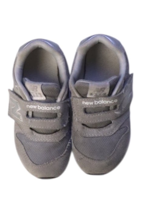 A Grey Sneakers from New Balance in size 4T for boy. (Back View)