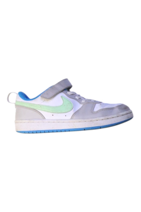A White Sneakers from Nike in size 7Y for boy. (Front View)