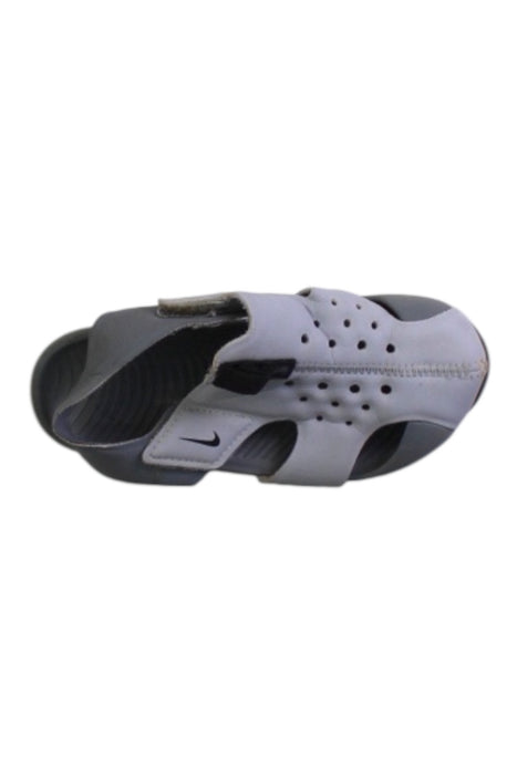 A White Sandals from Nike in size 4T for boy. (Front View)