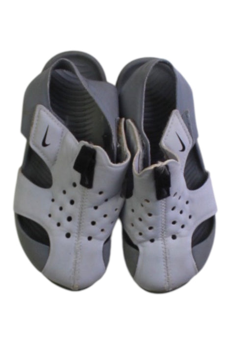 A White Sandals from Nike in size 4T for boy. (Back View)