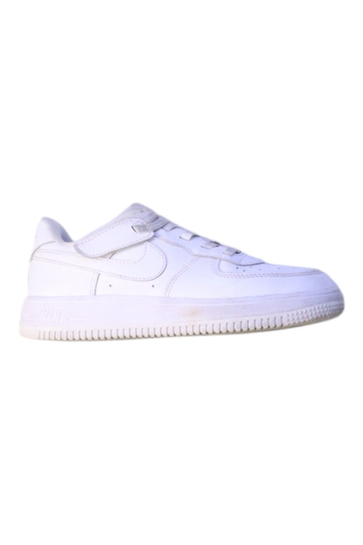 A White Sneakers from Nike in size 7Y for neutral. (Front View)