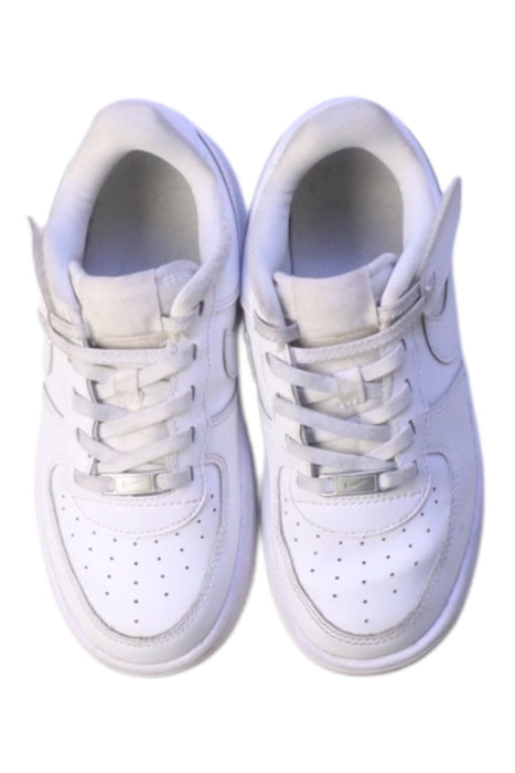 A White Sneakers from Nike in size 7Y for neutral. (Back View)
