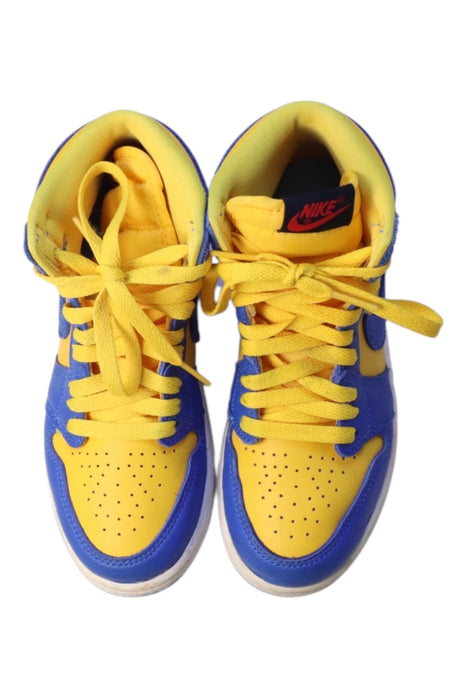 A Blue Sneakers from Air Jordan in size 7Y for boy. (Back View)
