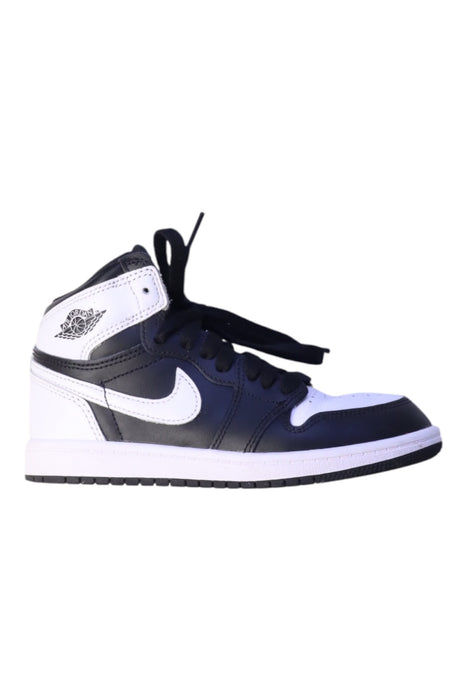 A White Sneakers from Air Jordan in size 7Y for boy. (Front View)