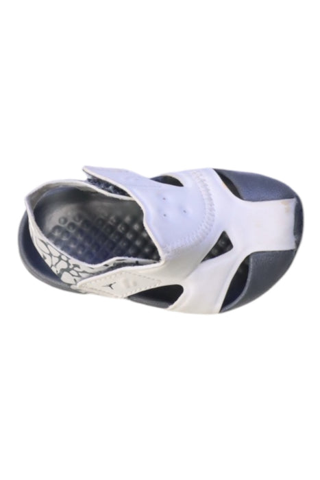 A White Sandals from Air Jordan in size 12-18M for neutral. (Front View)