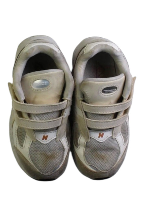 A White Sneakers from New Balance in size 4T for neutral. (Back View)